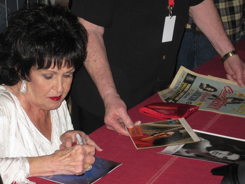 Nel backstage Wanda Jackson ha firmato autografi ai suoi fan