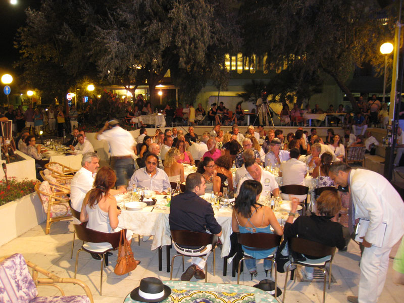 Pubblico in Piazzetta Milano