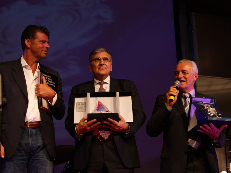 Maurizio Mangialardi e sindaci con doni per Senigallia