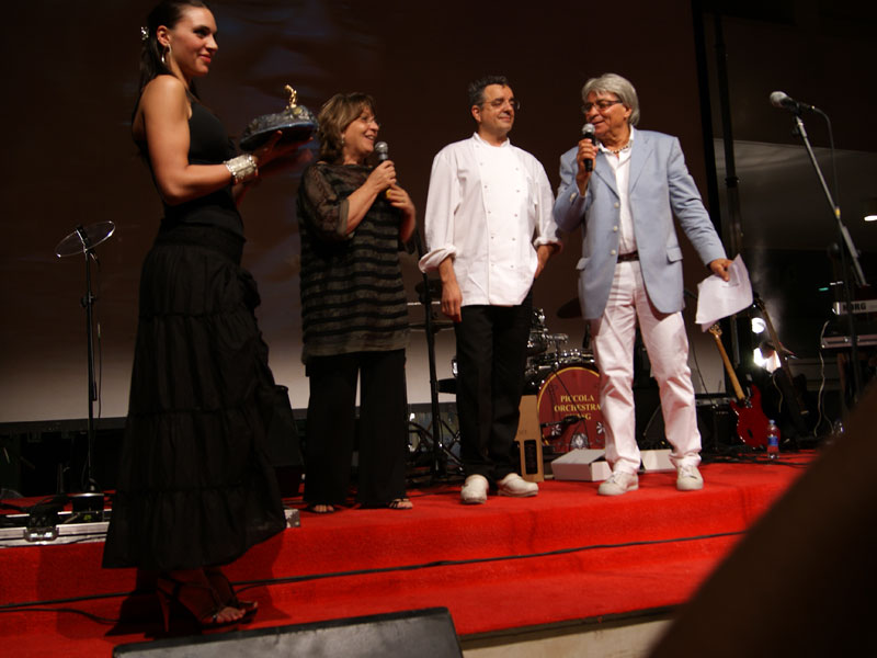 Premiazione di Mauro Uliassi, con Vladimiro Riga, Patrizia Casagrande e Alessandra Frulla