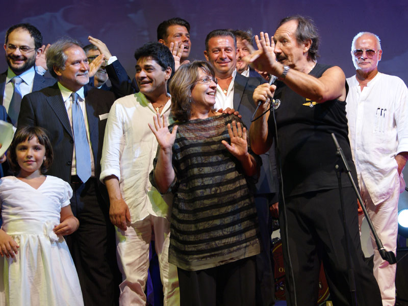 Andrea Mingardi canta con i partecipanti alla serata