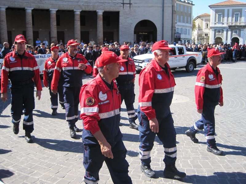 La Protezione Civile di Senigallia sfila al Foro Annonario