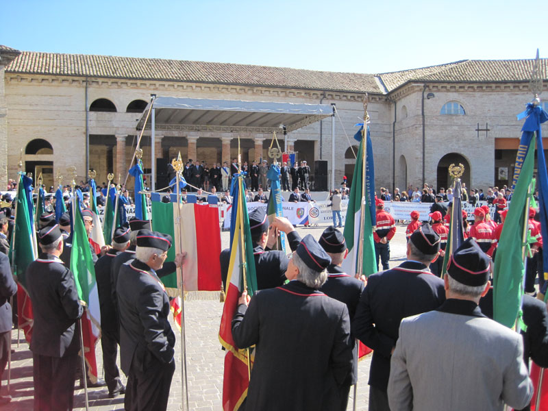 Il palco delle autorità e i gonfaloni delle sezioni ANC