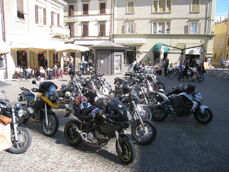 Harley Davidson in Piazza Roma