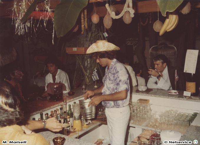 Gelli al bancone, Massimo Mariselli barman nell'american bar a bordo piscina di Villa Sorriso Senigallia 1982