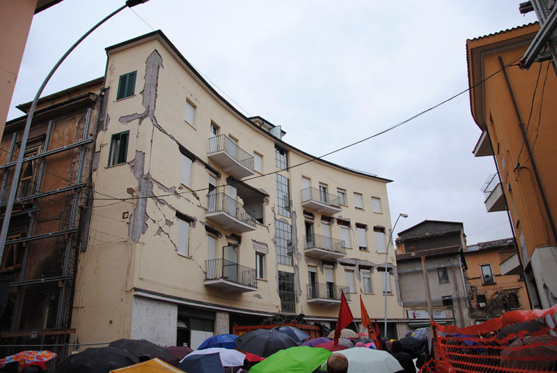 Il corteo tra i vari palazzi danneggiati dal sisma del 6 aprile 2009