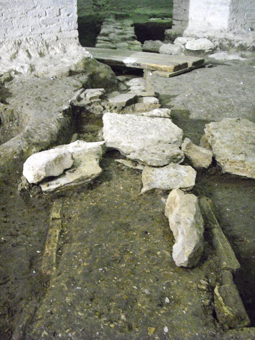 Parte superiore di un muro romano: ai lati i coppi e all'interno impasto di ghiaia e argilla