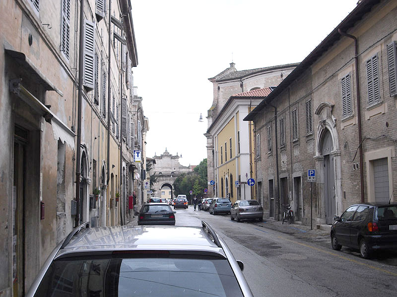 Via Cavallotti a Senigallia: sullo sfondo la Chiesa della Maddalena con l'impostazione a 45°