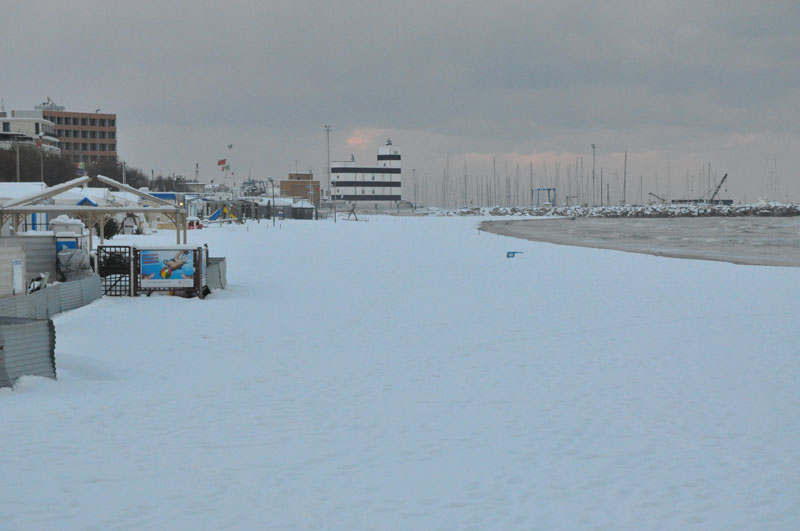 Vista porto dalla spiaggia