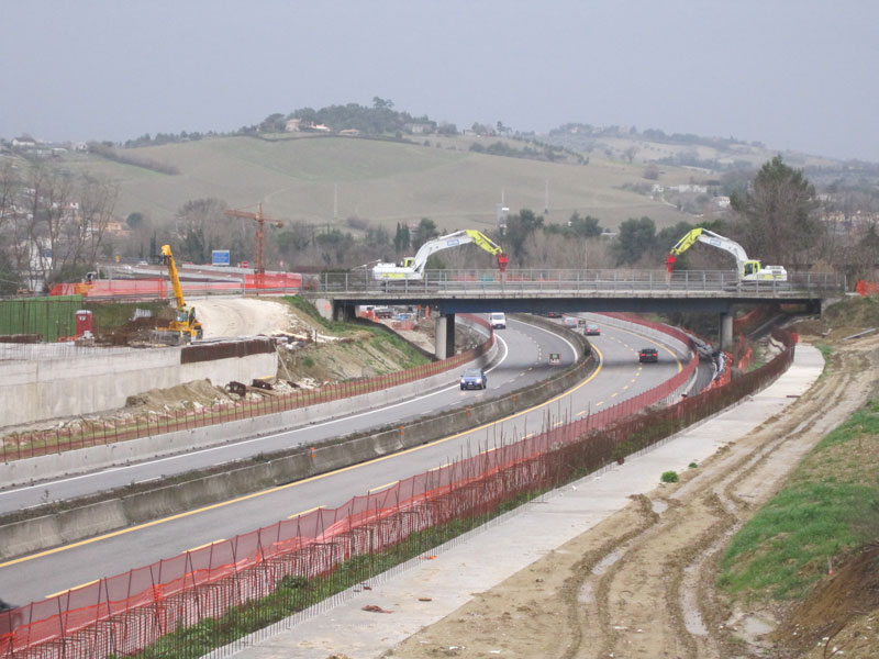 Mezzi pronti a demolire il cavalcavia