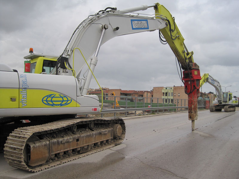 Mezzi pronti a demolire il cavalcavia