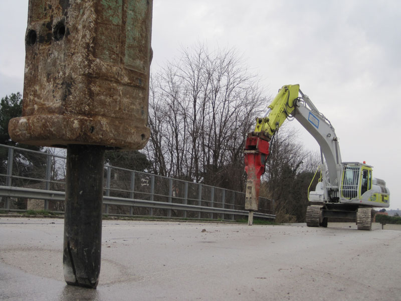 Mezzi pronti a demolire il cavalcavia