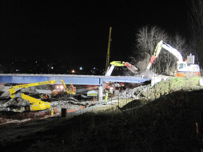 Ruspe, pinze meccaniche e martelli pneumatici al lavoro