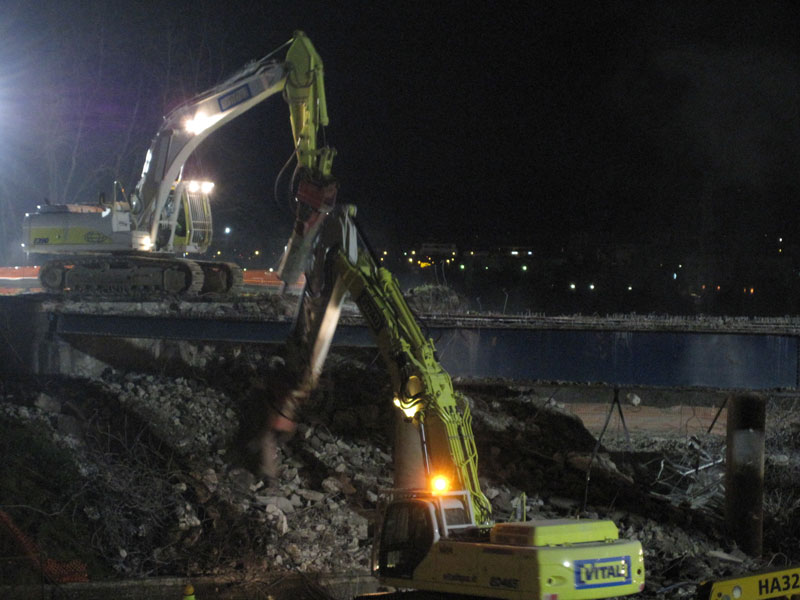 Ruspe, pinze meccaniche e martelli pneumatici al lavoro