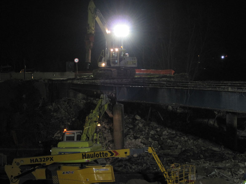 Ruspe, pinze meccaniche e martelli pneumatici al lavoro