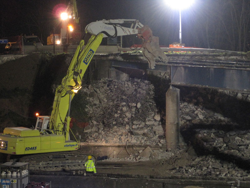 Si opera anche con la pinza meccanica per staccare il ponte dai terrapieni