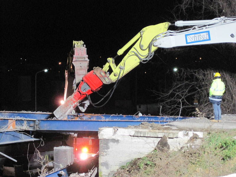 Il distacco della struttura del ponte dai terrapieni