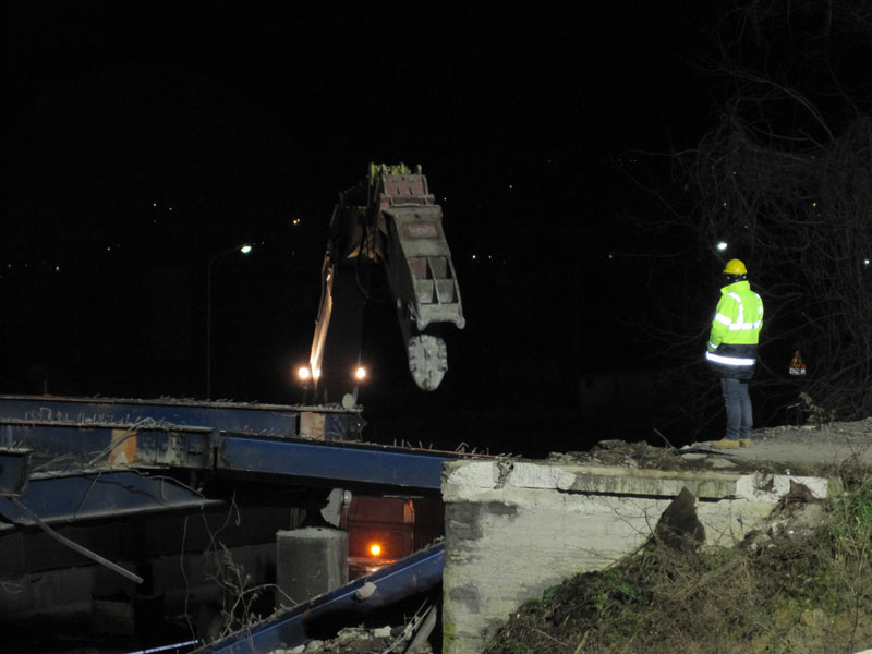 Si opera anche con la pinza meccanica per staccare il ponte dai terrapieni