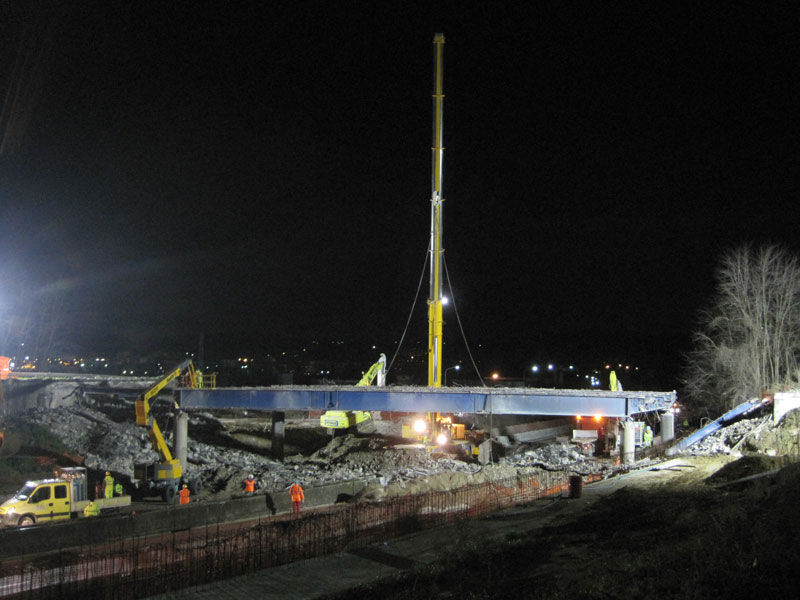 La struttura del cavalcavia imbragata e pronta alla rimozione