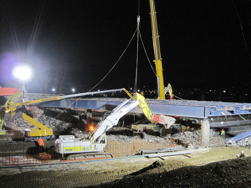 La struttura del cavalcavia imbragata e pronta alla rimozione