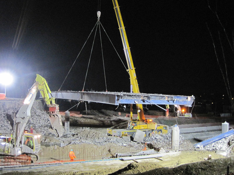 Il cavalcavia di via Po viene staccato e rimosso