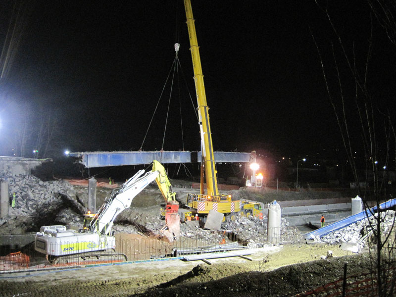 Il cavalcavia di via Po viene staccato e rimosso