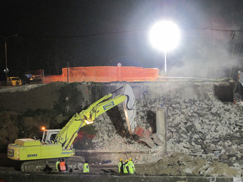 La demolizione dei pilastri del cavalcavia