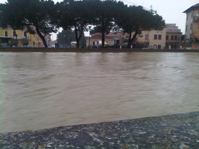 Il Misa in piena da via Portici Ercolani