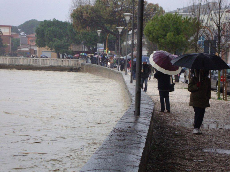 Tanta gente in appresione lungo gli argini del Misa