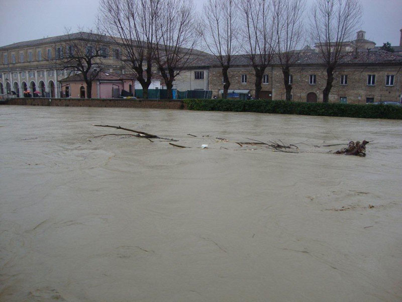 Detriti trasportati dalla piena del fiume
