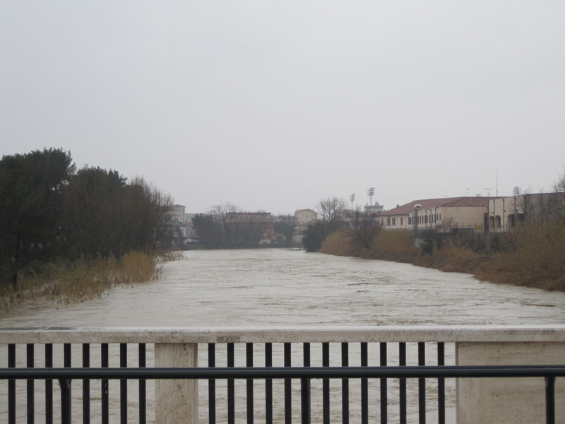 Il Misa in piena da ponte Portone