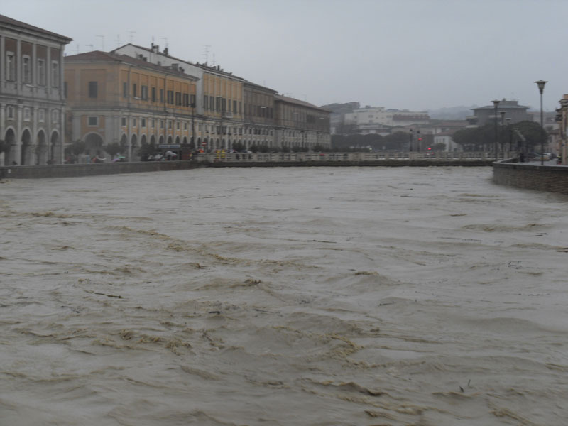 Il Misa in piena dal ponte della S.S. 16