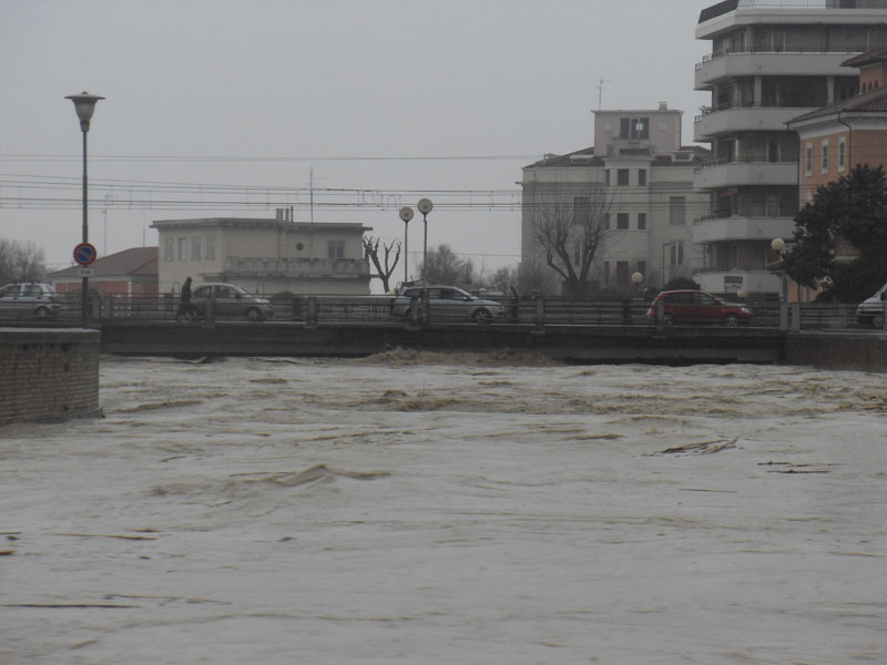 Il fiume lambisce il ponte sulla S.S. 16