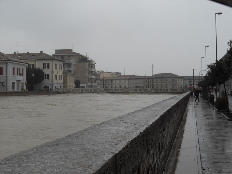 Il Misa in piena da via Portici Ercolani