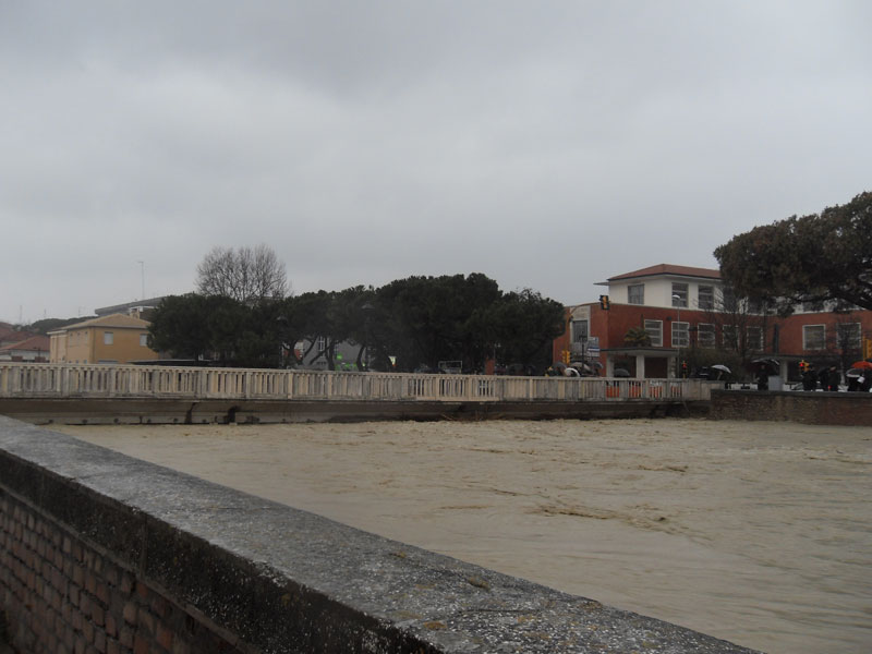 Il Misa in piena da via Portici Ercolani