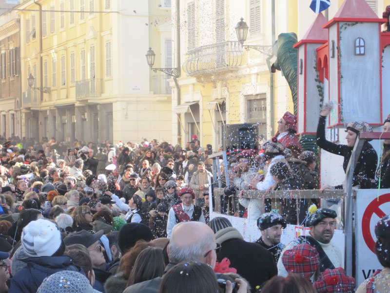 Tanta gente lungo Corso II Giugno