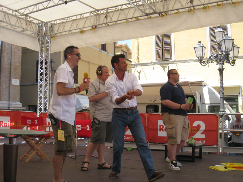 Il lancio dei taralli della legalità apre ufficialmente il CaterRaduno 2011