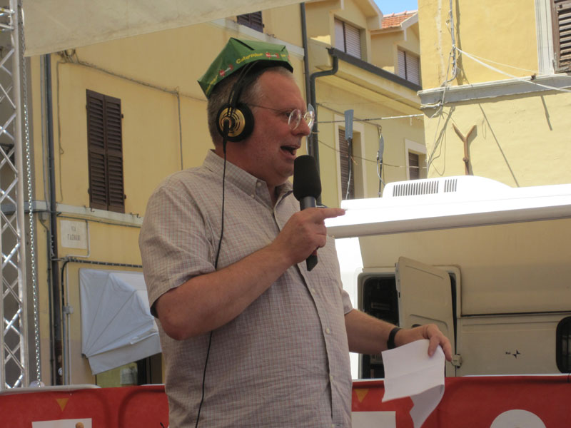 Massimo Cirri con il cappellino in testa