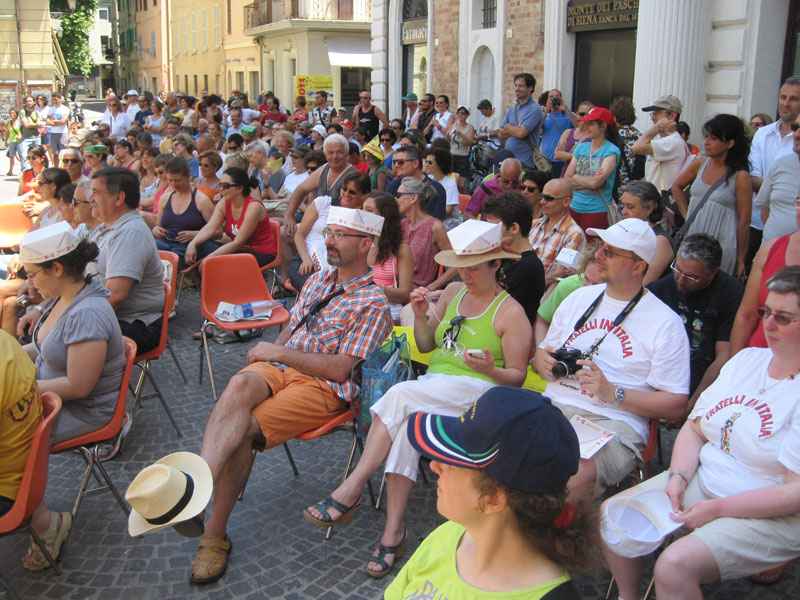 ... ma c'è chi cerca riparo dal caldo stando all'ombra!