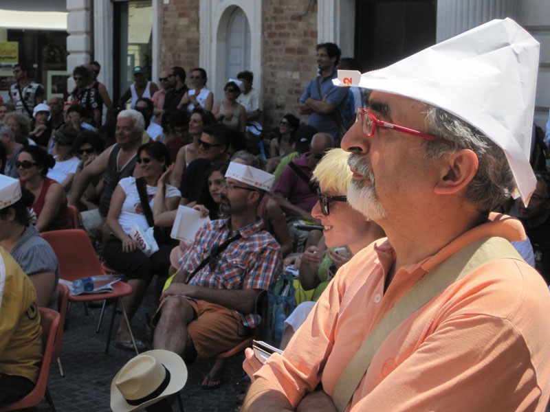 C'è chi ha sbagliato a piegare il cappello garibaldino...