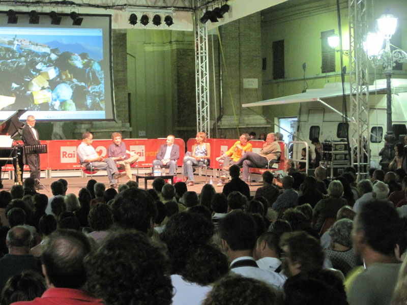 Altro tema: la spazzatura a Napoli