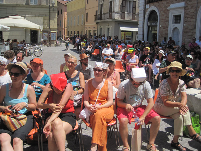 Sempre meno spettatori al sole... sempre più all'ombra!