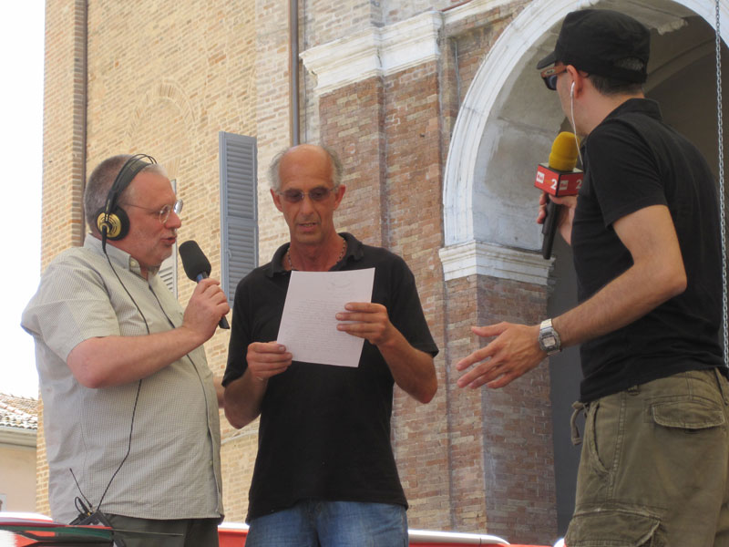 Il corniciaio Angelini prende l'incarico di incorniciare L'Amaca manoscritta da Michele Serra