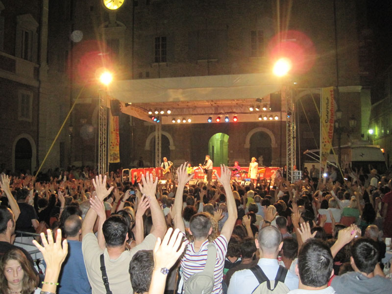 ... e Piazza Roma è piena per Brunori Sas