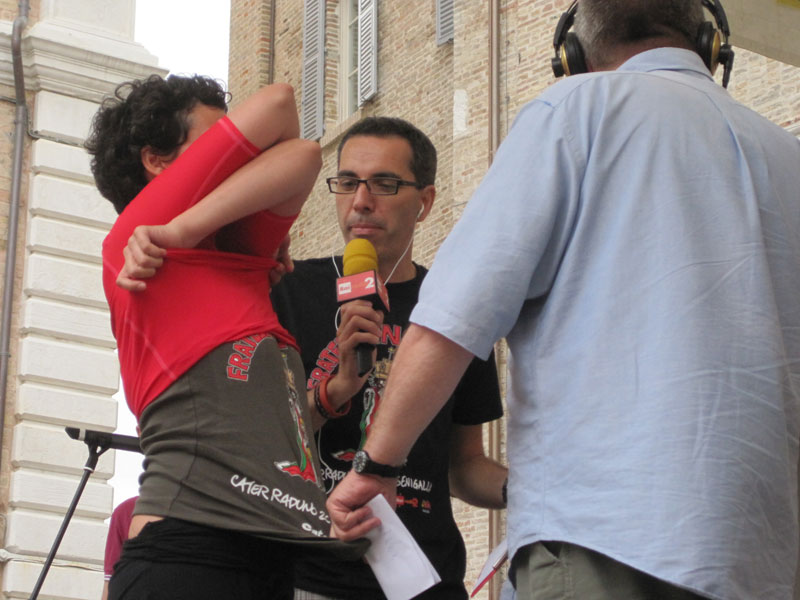 Giovanna, assistente di Ardemagni, svela la canotta del CaterRaduno 2011