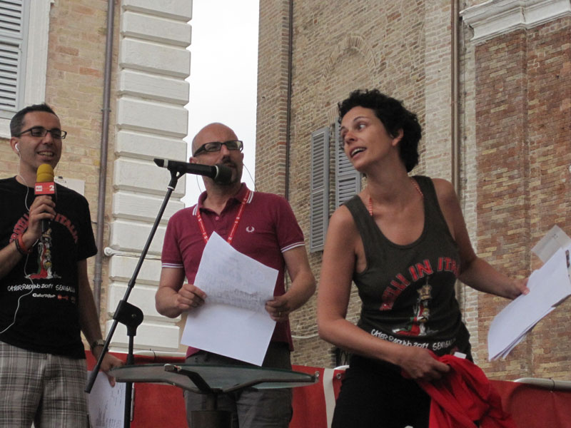 ...e lancia la sua maglia al pubblico!