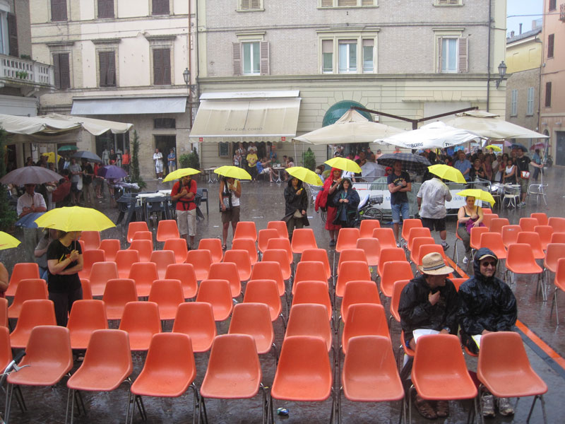 Pochi stoici sono rimasti in piazza sotto l'acquazzone