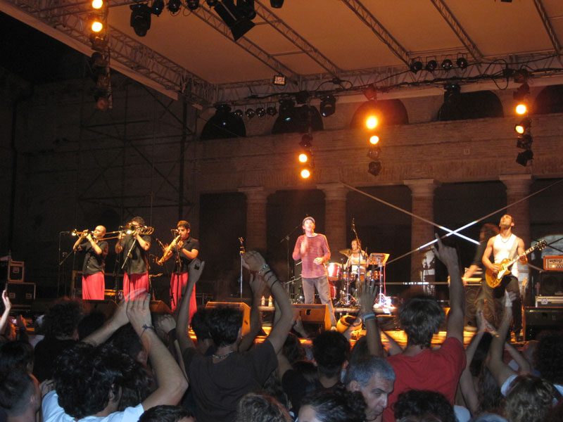 Figli di Madre Ignota in concerto al Foro Annonario