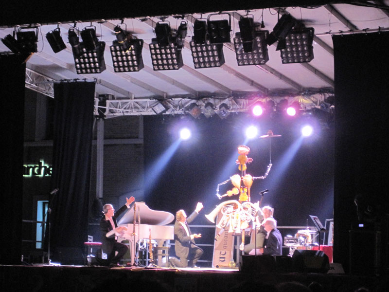 Spettacolo della Banda Osiris in Piazza del Duca