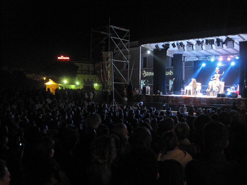 Spettacolo della Banda Osiris in Piazza del Duca